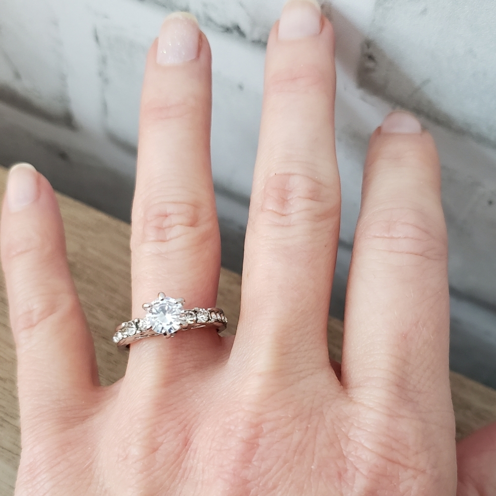 Wedding band raised cubic zirconia silver size 5 - Picture 5 of 8